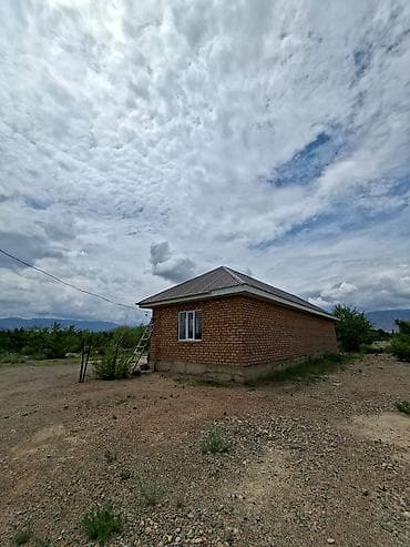 с участком: Продаётся кирпичный одноэтажный дом с двускатной крышей из — 5