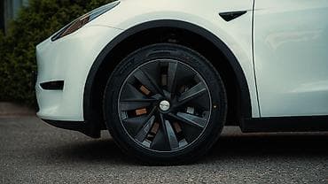 варианты: Tesla Model Y: 2023 г., Автомат, Электромобиль, Кроссовер — 10