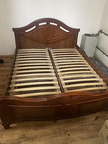 двуспальные деревянные кровати: Двуспальная кровать с высоким изголовьем из массива/шпона древесины — 1