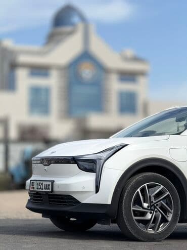 электронные мотоцикл: Электромобиль-кроссовер (компактный SUV), белый цвет кузова. Основные — 10