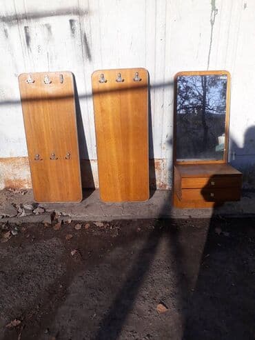 кованая вешалка напольная: Продаю настенную вешалку для верхней одежды. натуральное дерево,массив — 1