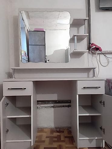 гримерный стол: Комплект мебели для спальни/гардеробной: 1) Туалетный стол с зеркалом — 1