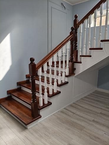 Үй жана бакча: Агач тепкичи Жеке менчик үй үчүн, Жыгачтын туру: Кара Жыгач, Тепкичтин формасы: Көп марштуу, Стиль: Классикалык — 1