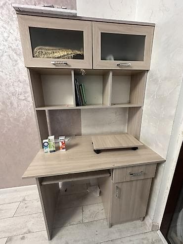 Мебель: Компьютерный стол, Б/у, С полками — 1