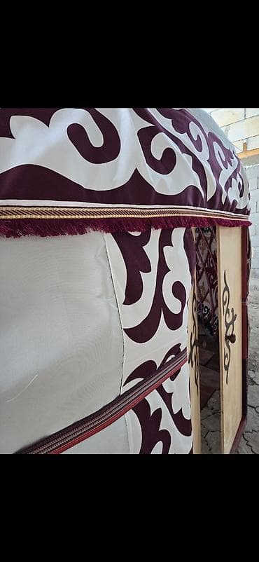 дека: Юрта (традиционная кочевая палатка) с резными дверями и полным — 7