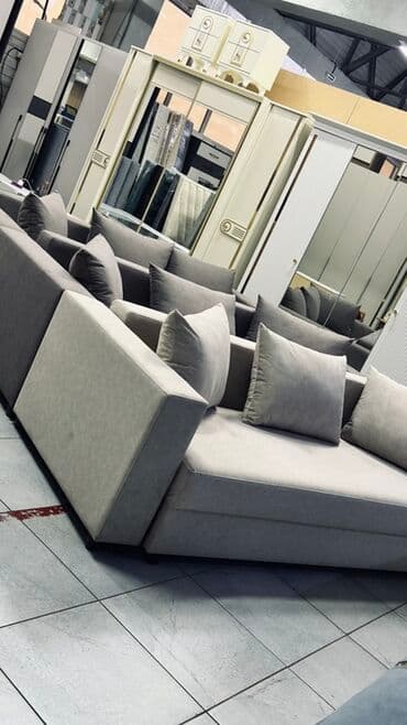 Прямой диван, Трехместный