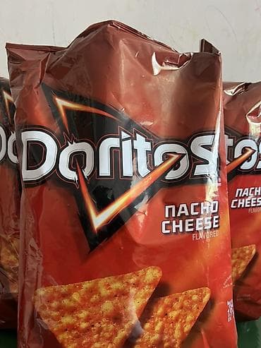 лепешки пирамида: Doritos Nacho Cheese — фирменные кукурузные чипсы с насыщенным сырным — 2