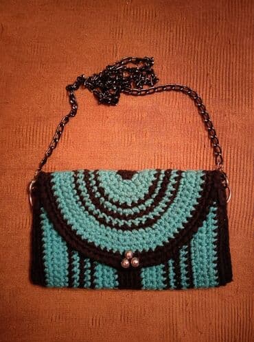 сколько стоит сумка из бусин ручной работы: Сумочка через плечо вязаная. Ручная работа, сделано качественно — 1