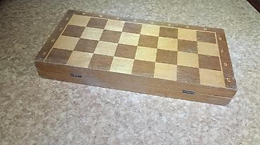 Тренажеры: Продаю шахматы. Шахматы классические, фигуры пластиковые, размер доски — 3