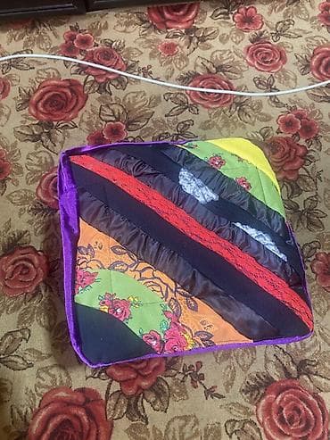 угловой компьютерный стол с надстройкой: Пуфик/табурет с мягким сиденьем в технике пэчворк - Компактный — 1