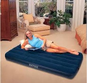 Имеются все размеры надувных матрасов: одноместный, полуторашка