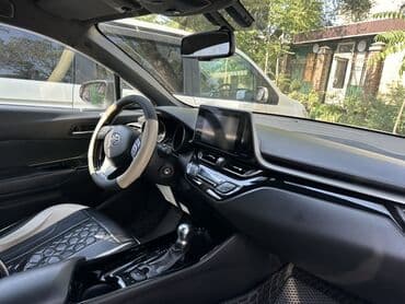 тойота криста: Белый Toyota C-HR с черной крышей. Компактный кроссовер с современным — 7
