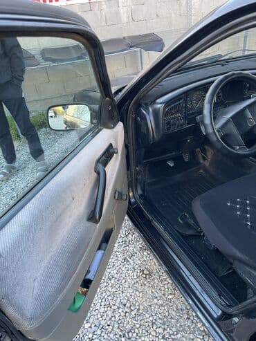 опель астра н: Volkswagen Passat: 1990 г., 1.8 л, Универсал — 9