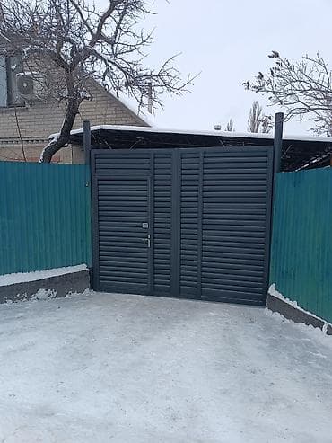 Распашные ворота: Металлические распашные ворота с калиткой - Современный дизайн — 1
