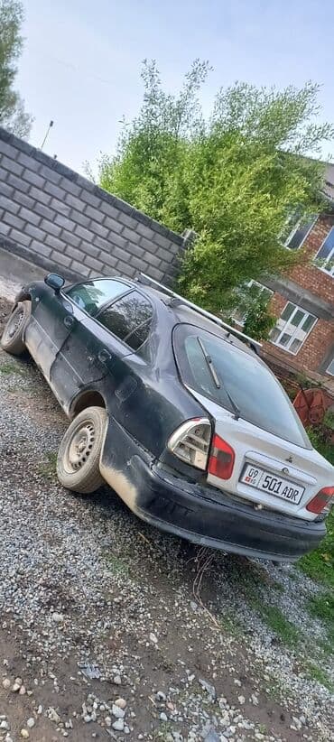 купить машину без первоначального взноса: Автомобиль Mitsubishi Carisma в кузове седан, представленный в черном — 1