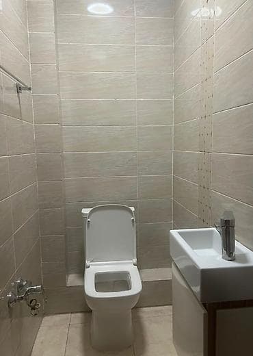 комната продаю: Продаётся полноценная 2-х комнатная квартира 80м². Душ и туалет — 9