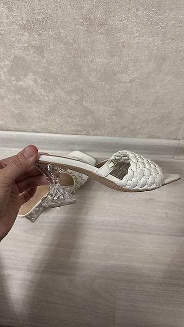 кийит: Белые женские мюли на каблуке. - Модель: мюли с открытым носом и — 2