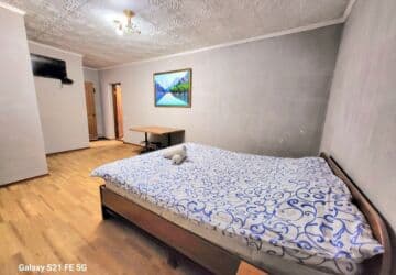 срочно продаётся 1 комнатная квартира в районе шлагбаум по улице кенсуйская 17 пересекает интергельпо: Студия, Душевая кабина, Постельное белье, Кондиционер — 3