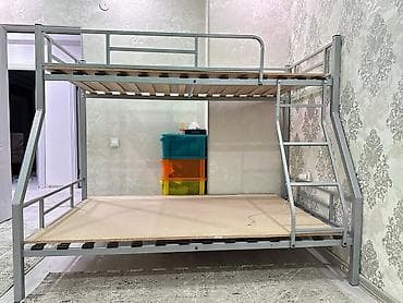 Двухъярусная металлическая кровать-трансформер с разными по ширине