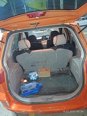 Компактный 5‑дверный хэтчбек оранжевого цвета. Основные особенности