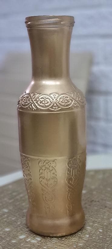 Продаю вазу для цветов в наличии 2 шт золотых и 1 шт белая