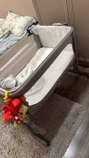 Детская приставная кроватка, С колесиками, цвет - Серый