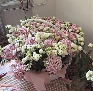 корзина большая: Пышная цветочная композиция в большой плетёной корзине. Собрали — 1