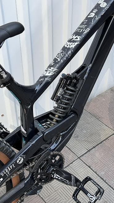 Велосипеддер: 2023 YT Tues Core 2 Wheel Size 27.5" Вилка RockShox BoXXer Select — 6