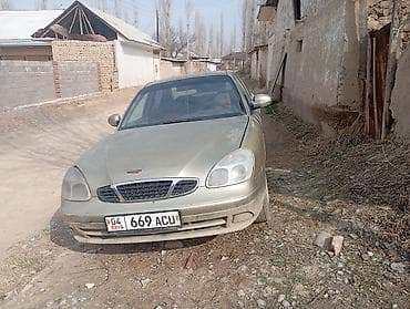 бишкек мотоцикл: Седан компакт-класса, 4 двери, золотистый/бежевый цвет кузова — 1