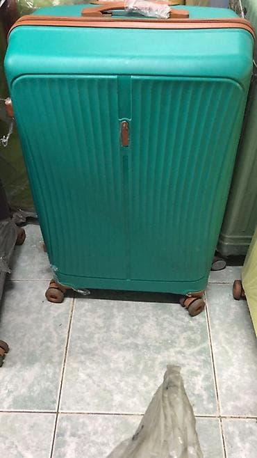 Чемодан, Материал: Пластик, Большой (более 70 л), Твердый корпус