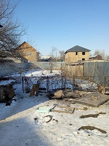 Дома: Земельный участок 7 соток, село Ленинское. На участке стоит старый дом — 4