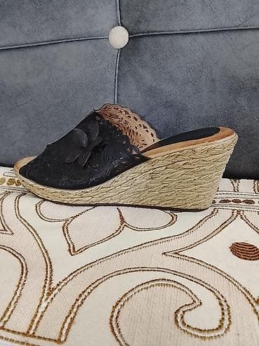 Босоножки, сандалии, шлепанцы: Женские шлёпки-мюли на танкетке. - Цвет: чёрный верх, бежево-песочная — 2