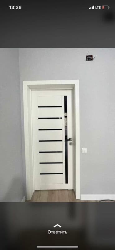 Белая межкомнатная дверь с современным дизайном. Дверь имеет шесть