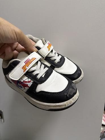 Продается обувь детская 21-22 
300 сом