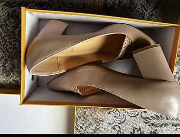 Бежевые женские туфли-лодочки на устойчивом каблуке. Возможен торг -