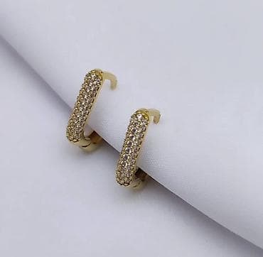 серьги с бриллиантом: Пара элегантных золотистых сережек с английским замком. Каждая сережка — 9