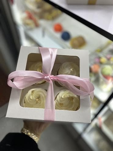 Бышырылган, нан булочка азыктары: Подарочный набор капкейков — 4 шт. - Воздушные ванильные капкейки с — 1