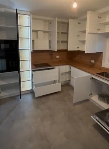 Кухни на заказ с интегрированной стеклянной витриной и подсветкой -