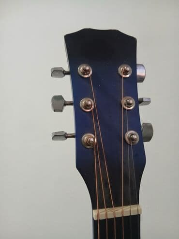 Акустическая гитара с вырезом (cutaway), корпус типа дредноут. Цвет —