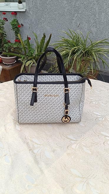 Сумка-тоут Michael Kors с монограммой MK - Модель: жесткая