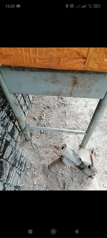 Тиски СССр, в комплекте метал стол. 8000с