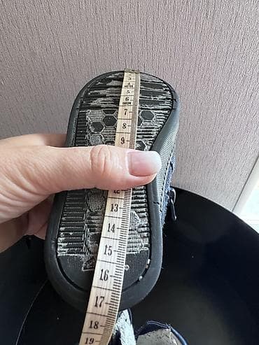 ботам: Детские зимние ботинки Clarks, темно‑синие, на меху.э Забирать в 12 — 6