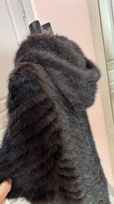 Жынсылар: Продаю норковую жилетку с капюшоном. Размер S. Состояние 8 из 10ти — 6