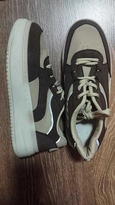 Кроссовки в бежево-коричневой гамме - Универсальный повседневный