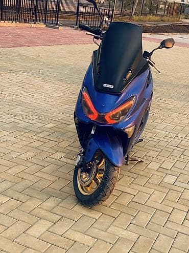 cvt: Скутер/максискутер 150–200 см³ класса (визуально — форм‑фактор Yamaha — 3