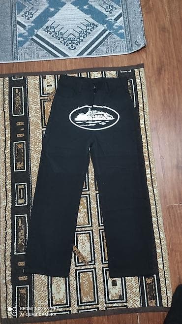 штаны сигаретки: Черные прямые брюки от бренда Corteiz - Дизайн: крупный белый — 2