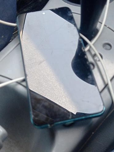 Смартфон с большим безрамочным экраном и фронтальной камерой в