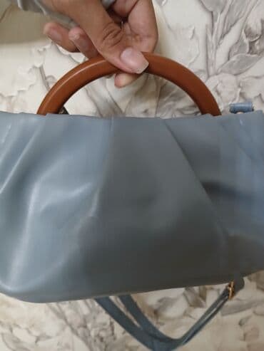 распродажа брендовых сумок: Продам Сумочки классные!! Цвета: белый и голубой Отличный вариант на — 5