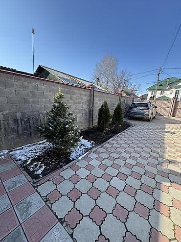 Үйлөр: Продаю частный двухэтажный дом в районе Кудайбергена! Площадь участка — 2