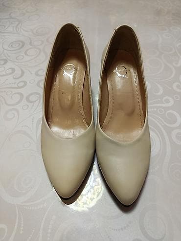 баалуу таштар: Туфли-лодочки женские, кремовые - Форма носка: заострённый - Материал — 3
